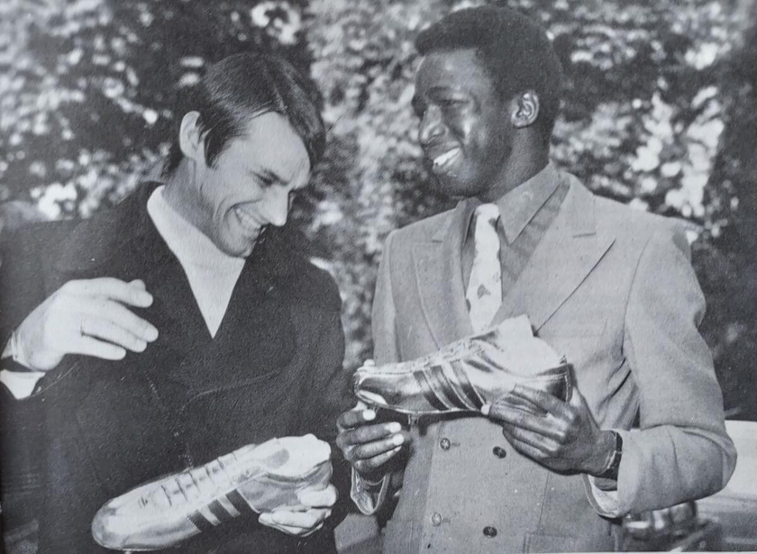 Salif Keita, 142 buts en 188 matchs avec l'ASSE : "on était 4 sur lui, impossible de lui prendre le ballon" Salif Keita, 142 buts en 188 matchs avec l'ASSE : "on était 4 sur lui, impossible de lui prendre le ballon"